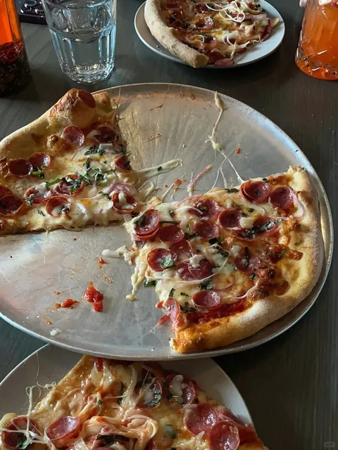 🇨🇦 Non-Stop Pizza Feasting at Ottawa's Tennessy Willems