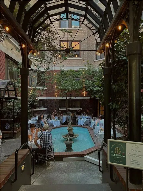 In Seattle… I’m totally captivated by this Italian restaurant 🍴