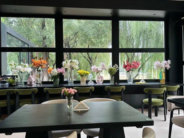 Chicago Stunning River View Restaurant — Island Vibes Achieved 🫴