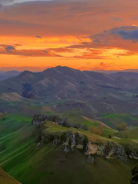 🌅Napier Travel Diary - Sunset Over the Mountains