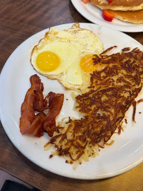 🇺🇸 Denny‘s – The 24/7 American Diner Experience in Vegas! 🍳