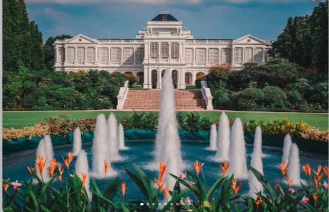 The Istana - Between the Cannon and the Main Lawn 🏛️🌿