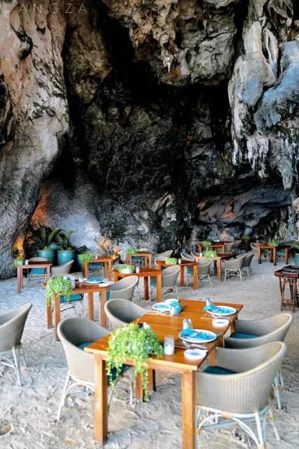 🇹🇭 The Grotto at Rayavadee – Dining Inside a Cave! 🕯️🌊