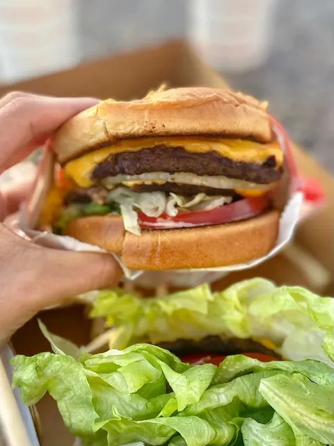  In-N-Out Burger:Must try Burger in Hollywood