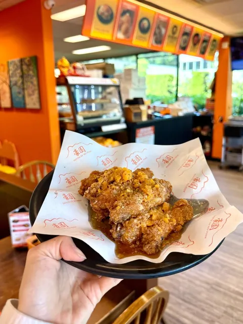 🇨🇦 Salted Egg Yolk Fried Chicken Wings in an Industrial Zone?!