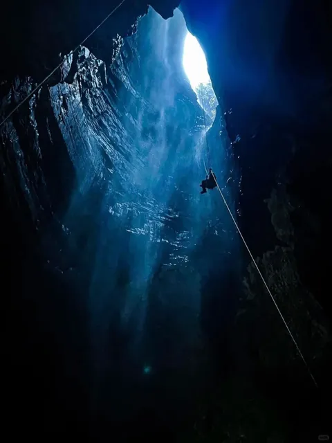 🇬🇧 The Most Jaw-Dropping Cave Descent in the UK! 🚡🌍