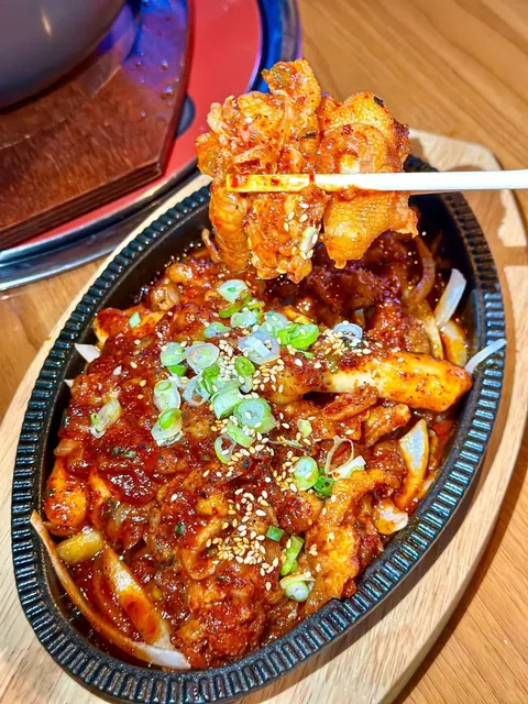 LA Late-Night Korean Spot | Spicy Rice Cakes & Braised Claws! 🌶️🍢