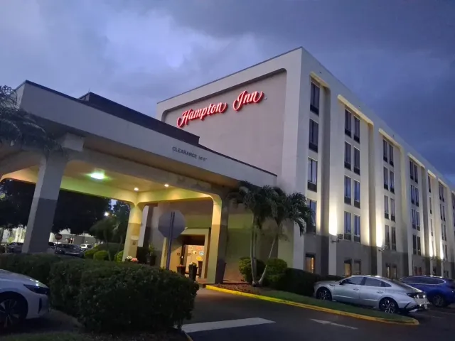 A Welcoming & Convenient Hotel Near Universal Orlando Resorts! 🎢📍