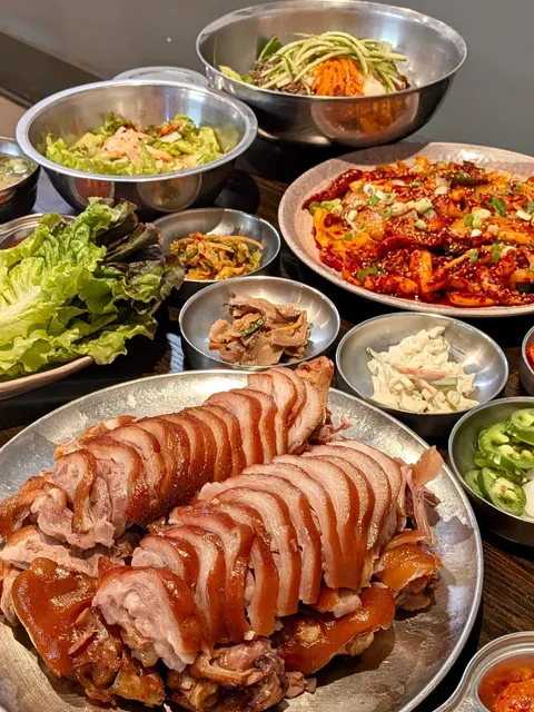 A Must-Try Korean Braised Pork Hocks 🇰🇷 &🍜