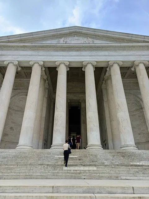 Thomas Jefferson Memorial: A Walk Through History and sore Legs 🏛️✨