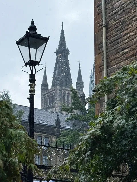  University of Glasgow in the Rain – Where Encounters Feel Like Magic！