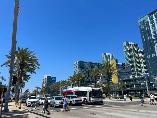 Travel | The Kiss Sculpture in San Diego 💋🌊