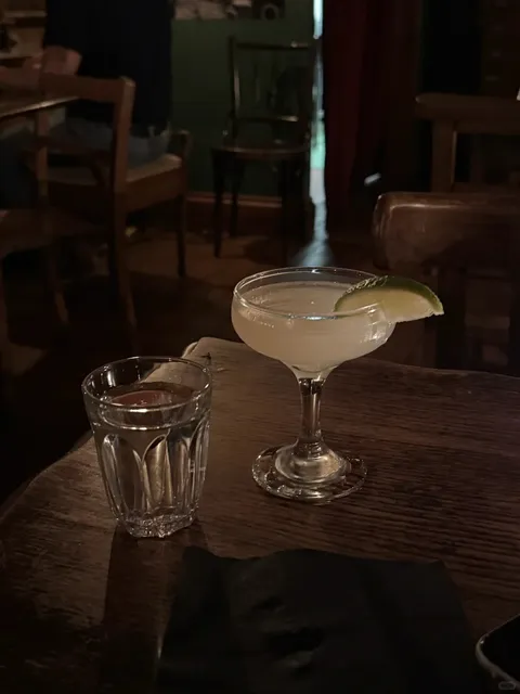 🇬🇧 West London Bar Recommendation: A Hidden Gem in Earl’s Court! 🕵️