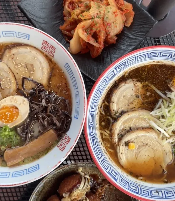 Eating noodles at sunset: which restaurant is so good at enjoying!