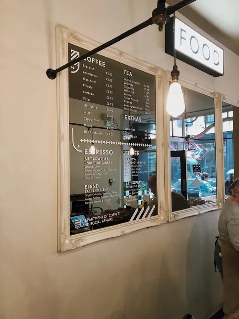 London | This Sunlit Soho Café is Pure Bliss ☀️