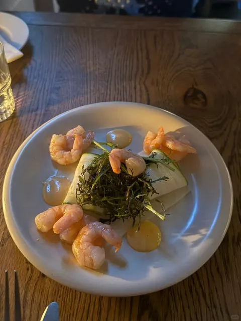 Oss | This Charming Neighborhood Spot Wins on Vibes (But Not Flavors) 