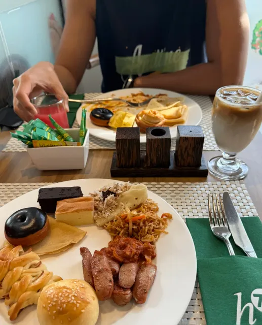 Waffles to Ocean-View Hotels—Essential Food & Stay Tips for Layovers💫