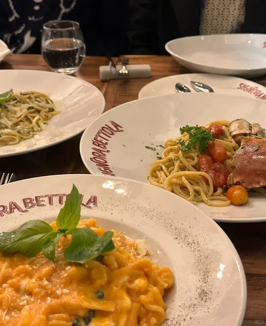 This traditional Neapolitan restaurant is just too delicious! 🍝😋