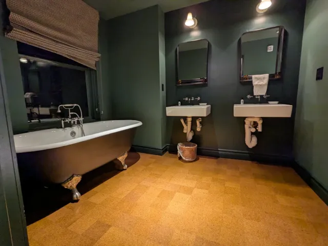 Stylish Room & Prime Waterfront Location! 🛏️🌊