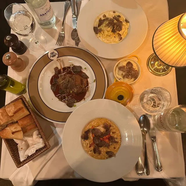 Parisian Restaurant with Ambiance! 🌹🥘