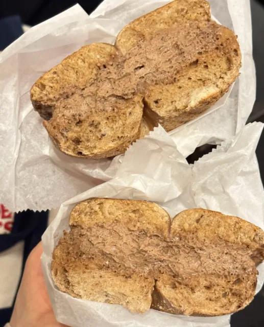 Bagel🥯 Coffee-flavored ☕cheese at the trendy bagel shop