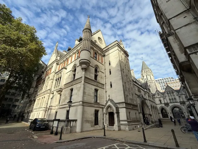 The Royal Courts of Justice: A Majestic Legal Landmark! ⚖️
