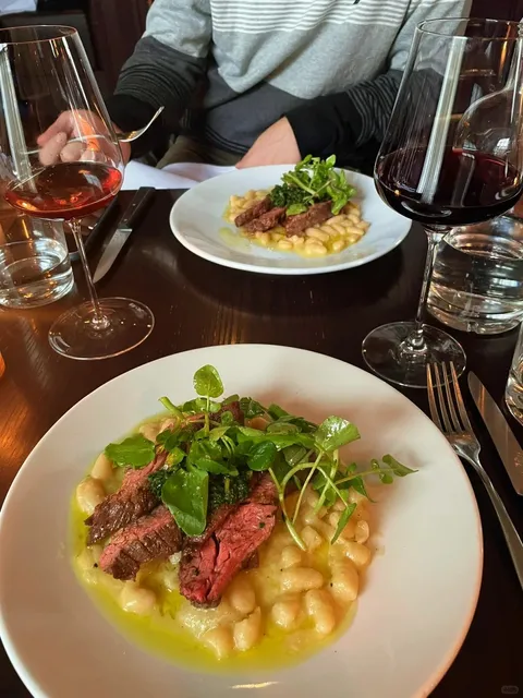 London | Mayfair’s Perfectly Cosy and Chic Date Spot 🍷