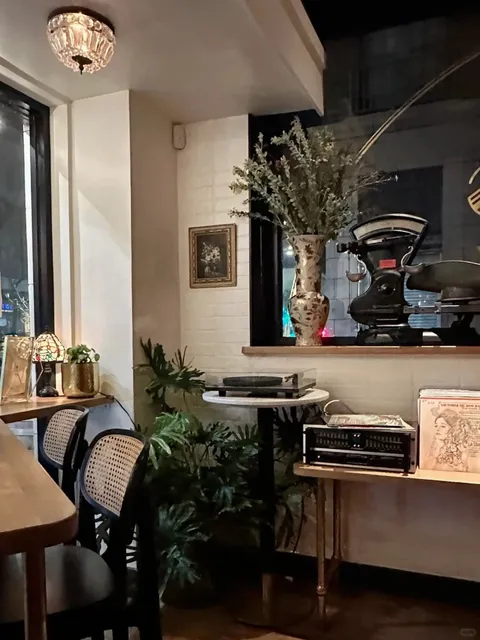 LA | Cozy Spanish Tapas Bar 🍷 Garlic Shimmering Prawns & More!