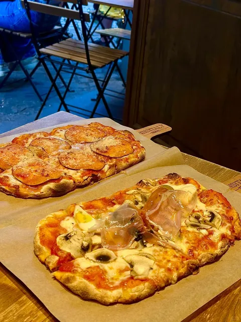 A must-try pizza 🍕 shop in Rome! Filled with locals!