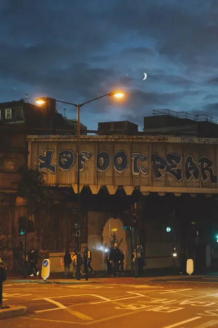 London | Life Feels Like a Bluesy Dream 🌌