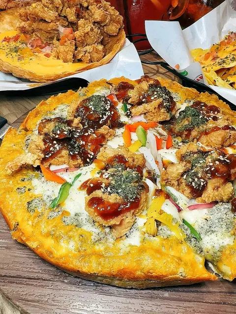 Still too advanced, the ultra-thick cheese fried chicken pizza is a bite of eternity.