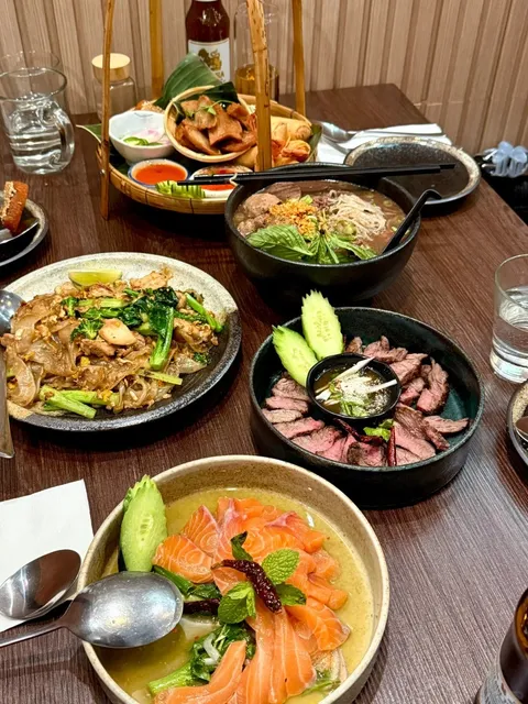 🇨🇦 ​​Michelin-Hyped Thai Spot: Zab Bite Review​​ 🍜🔥