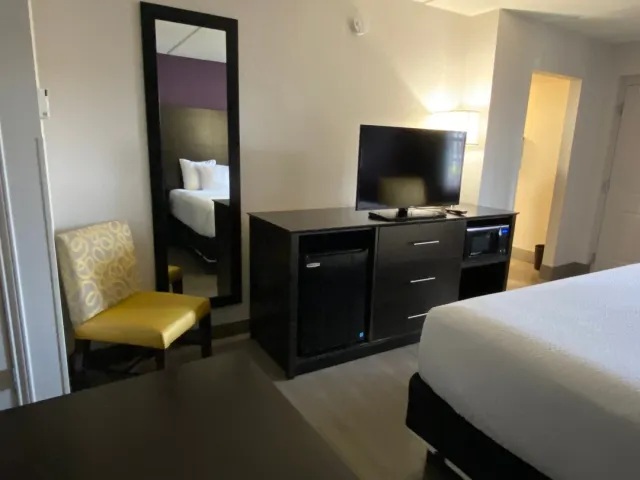 A Nice Hotel in Miami, Perfect for Pre/Post-Cruise Stay! 🚢