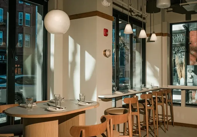 Si Cara in Boston: Embracing Italian Romance with Air-Light Pizza