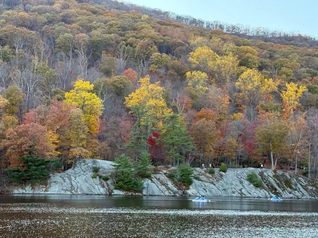 Bear Mountain: NYC’s Autumn Dream 🍂📸