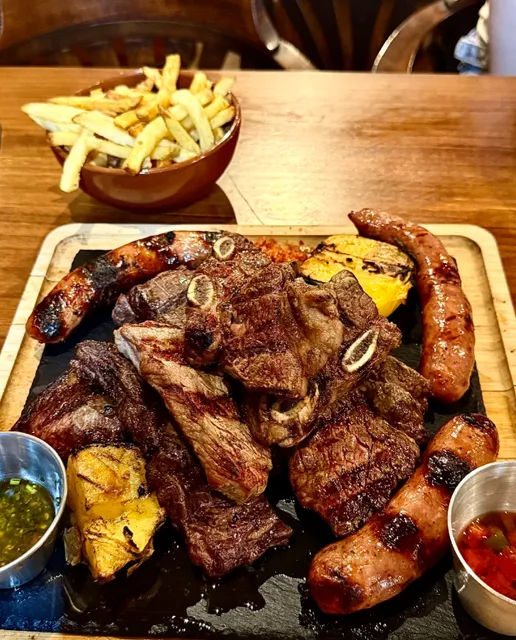 🇪🇸 In Barcelona, who knows the joy of eating meat with a big mouth? 