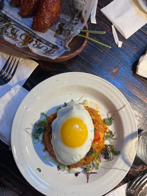 A Stunning Restaurant Adorned with Flowers! 🌸🍽️✨