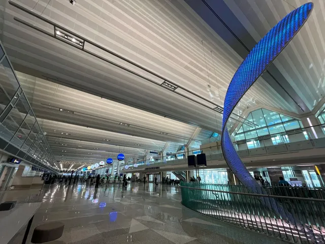 Minneapolis Layover Adventure: Skyways & Surprises! ✈️🌆