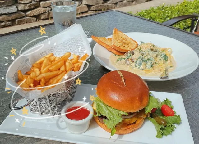 Richmond Hidden Gem | Charming Patio Dining at Harold’s Kitchen & Bar 