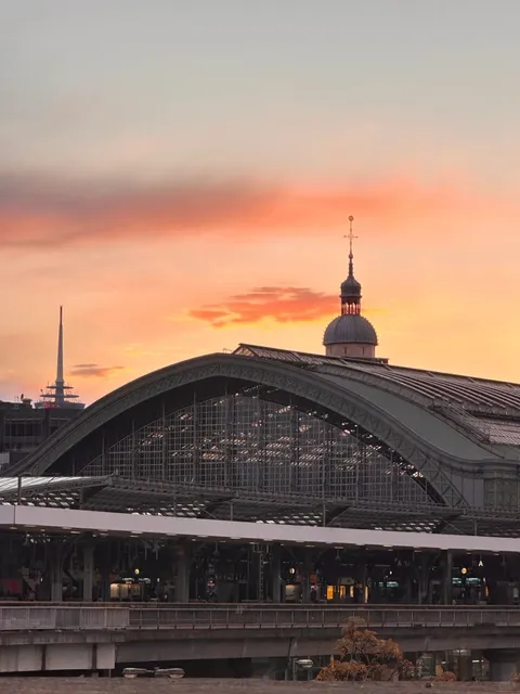 🇩🇪 Sunset Magic on the Rhine: When the Sky Paints Cologne Gold 🌅✨