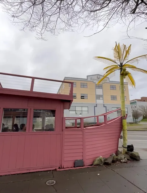 Seattle's Most Unique Vietnamese Restaurant – Pink-Themed Ambiance 