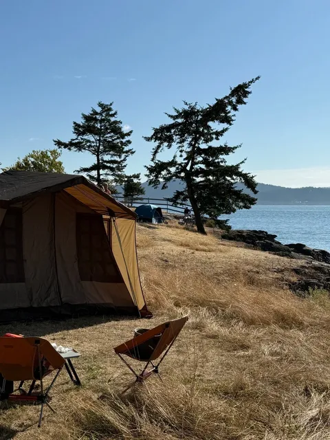 🇨🇦 ​​Salt Spring Island: Budget Oceanfront Living!​​ 🏝️✨