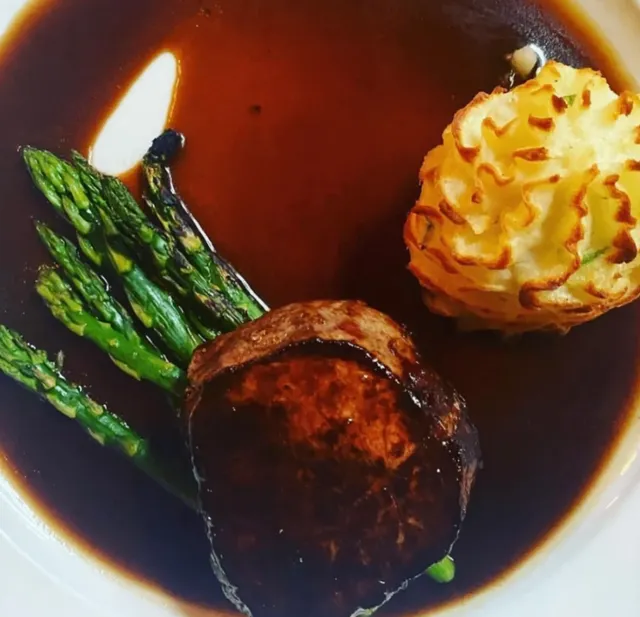 Edmonton | A Meat Lover's Guide to the Best Steakhouses in Town! 🥩