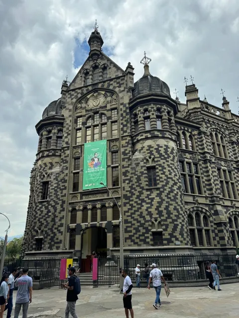 Medellín One-Day Itinerary: Do's & Don'ts