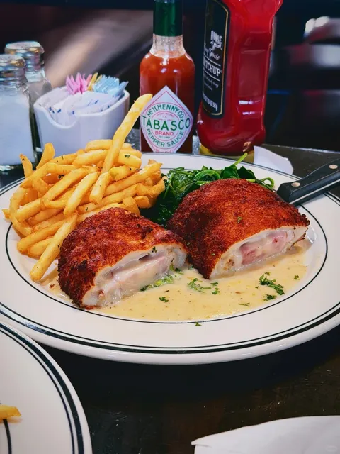 📸 Exploring an Old-School American District ✨ 