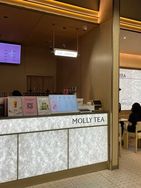 🌟 My First Floral-Style Mango Pomelo Sago at Molly Tea in Philly! 🥭