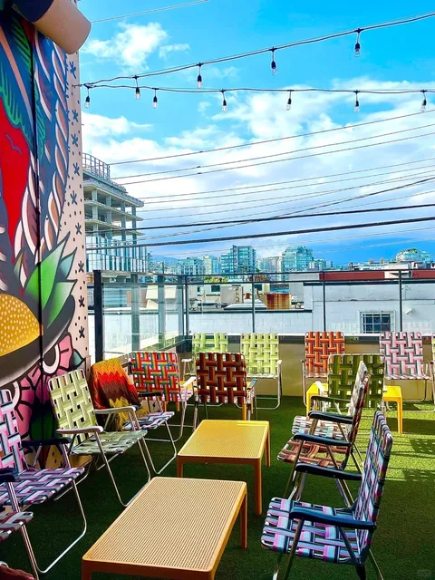 🇨🇦 Vancouver's Most Unique & Artsy Graffiti Bar-Restaurant 🍹