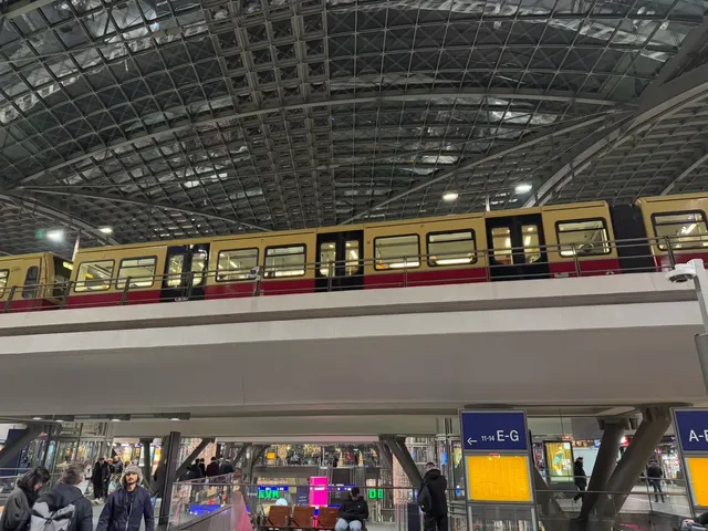 🇩🇪 Berlin Central Station – Is This Europe‘s Best Train Station? 🚄